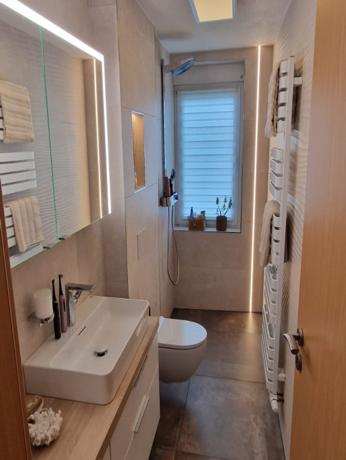 Modernes Badezimmer mit LED-Beleuchtung – Stilvolle Einrichtungsideen