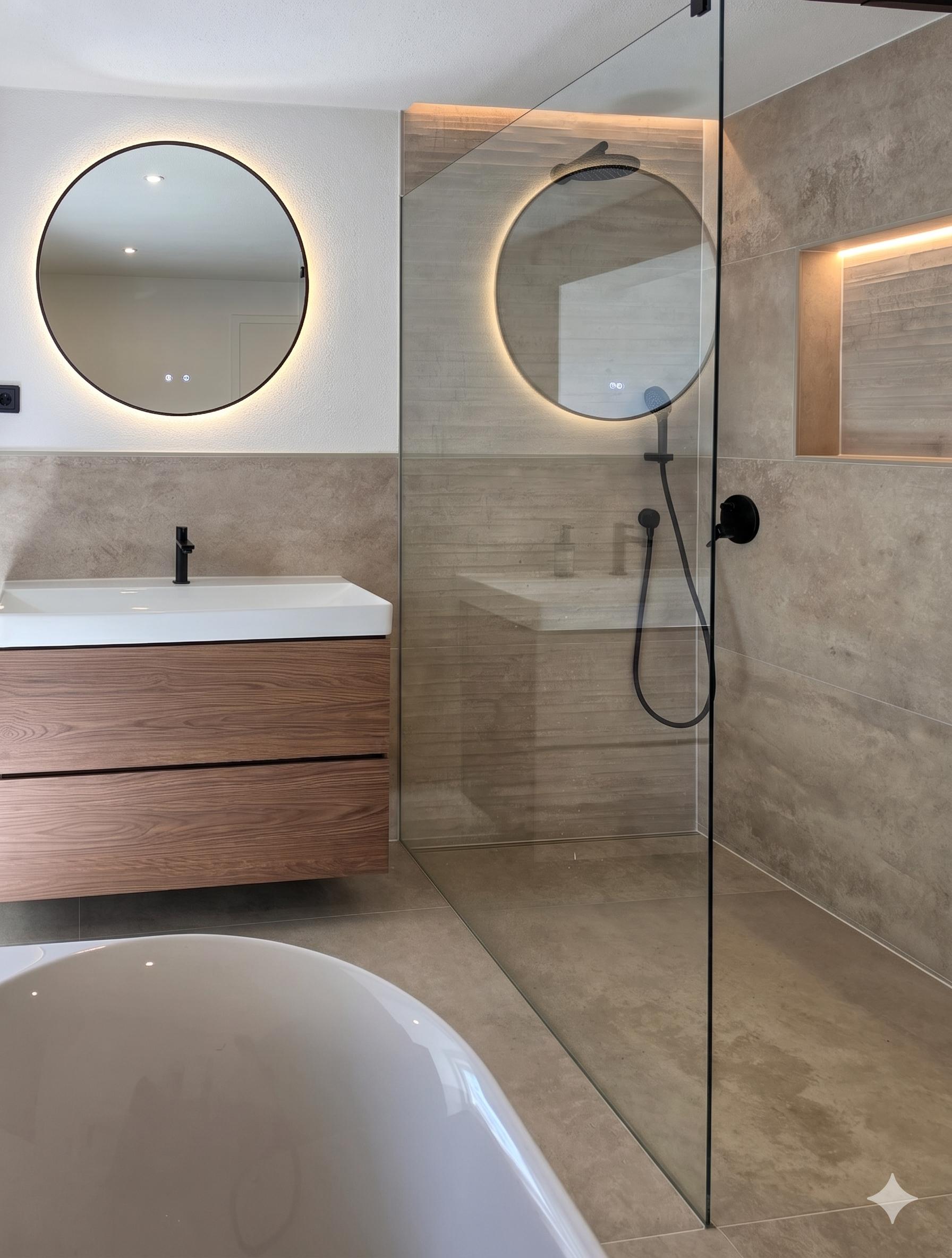 Badezimmer mit Dusche, Waschbecken und Spiegel