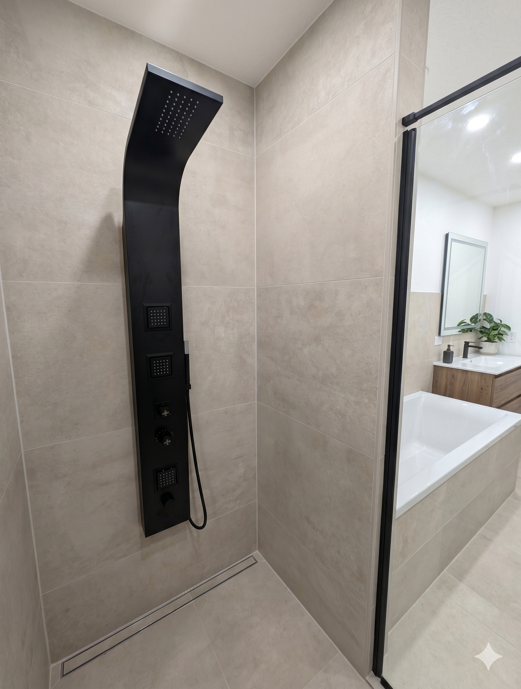 Duschpaneel und Badewanne