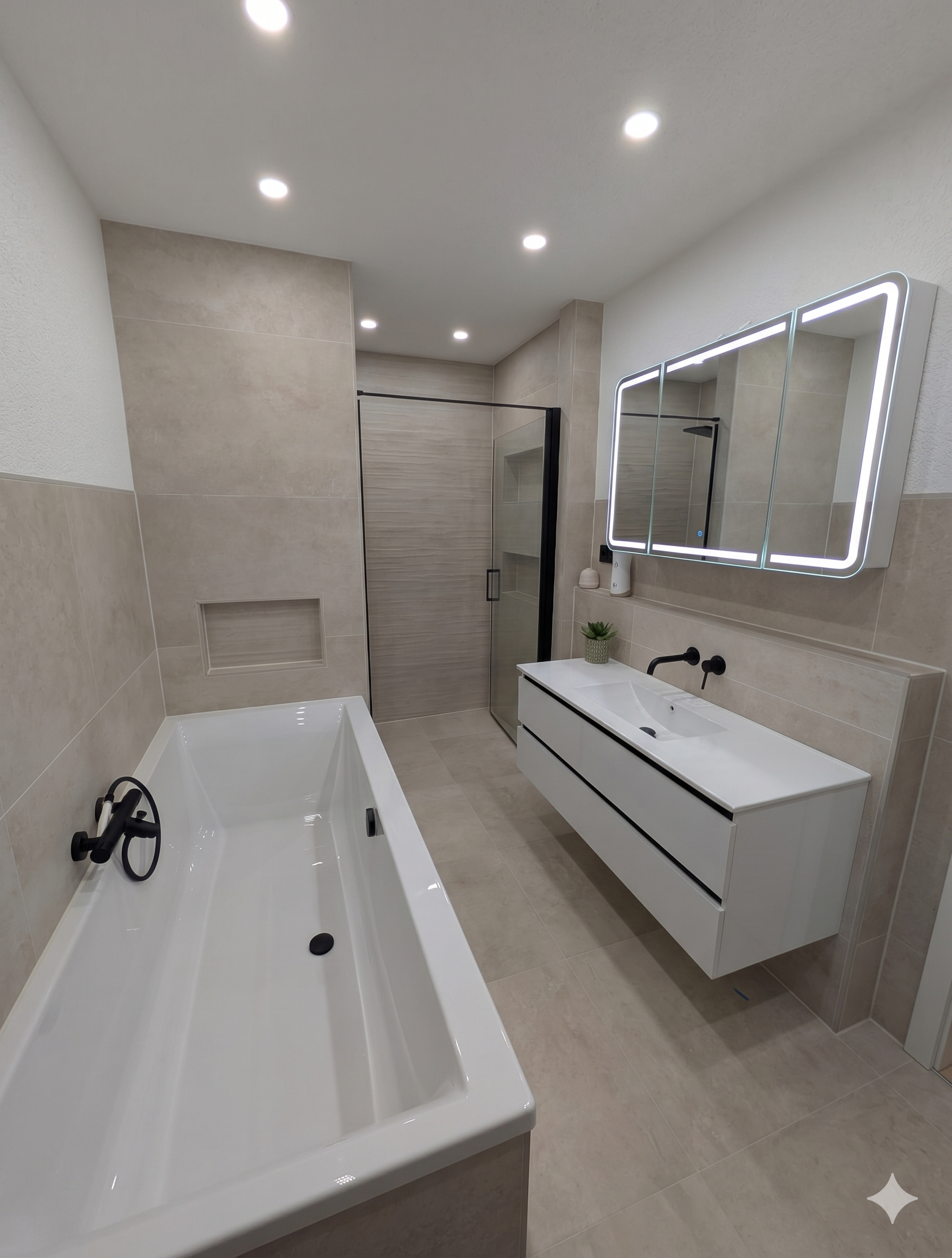 Badezimmer-Gesamtansicht mit Badewanne und Dusche