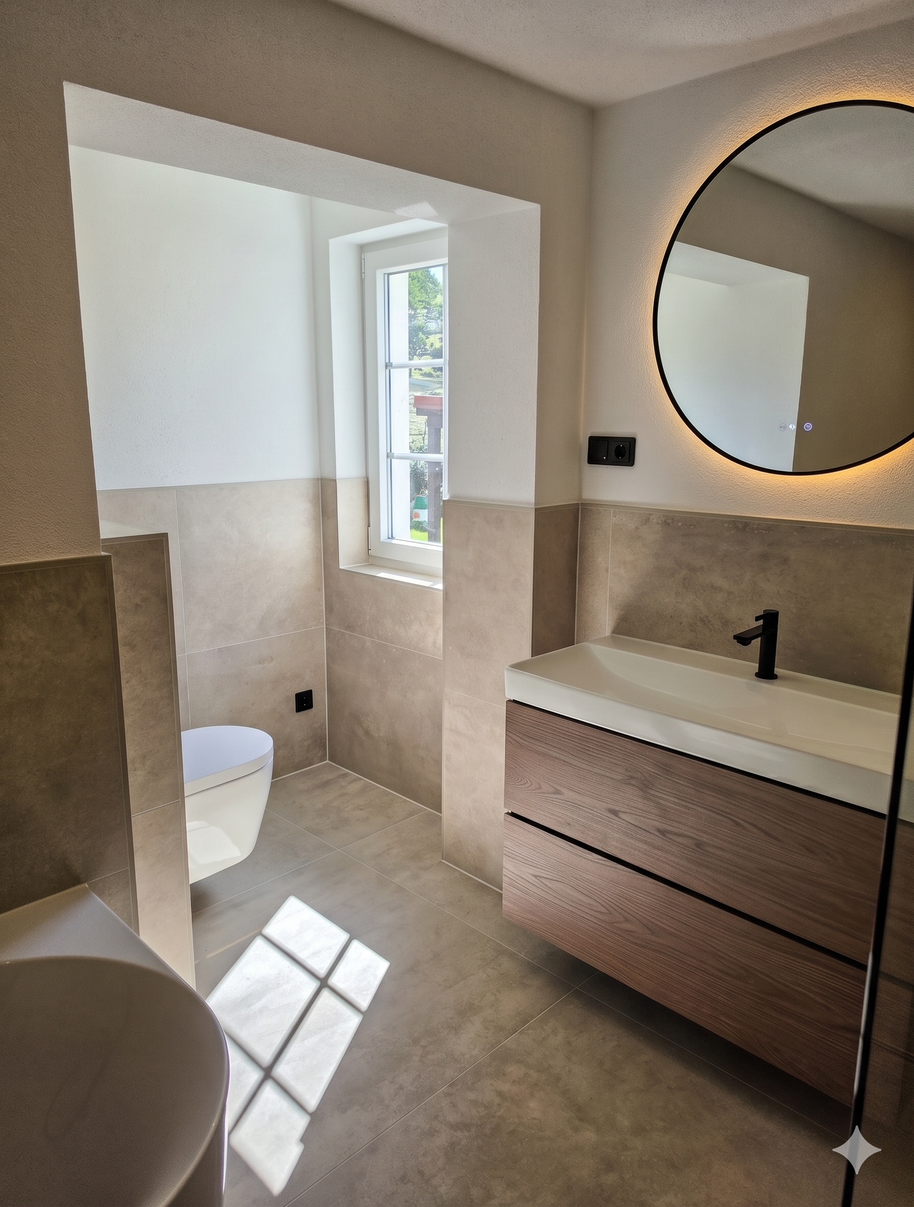 Modernes Badezimmer mit WC, Waschbecken und Spiegel